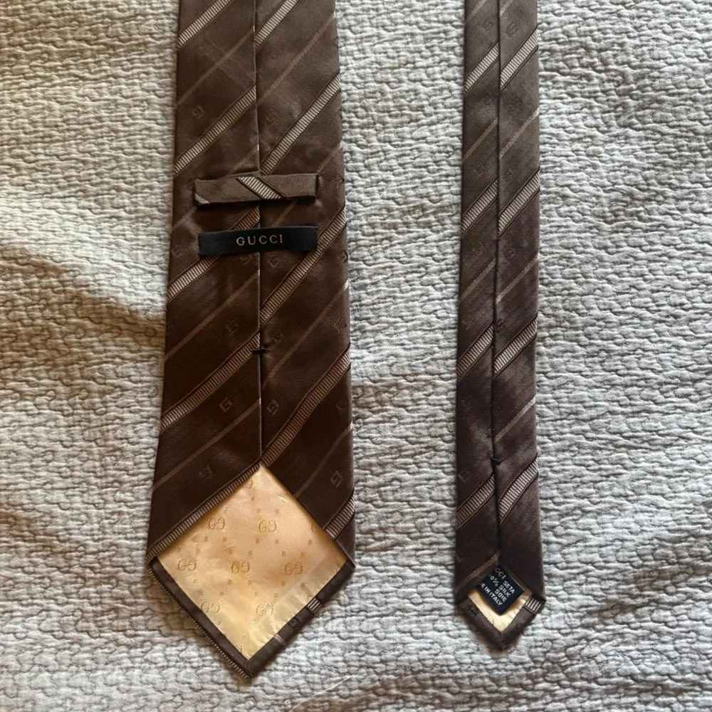 Gucci Mens Brown Silk Diagonal Stripe G Logo Jacquard Necktie Made in Italy